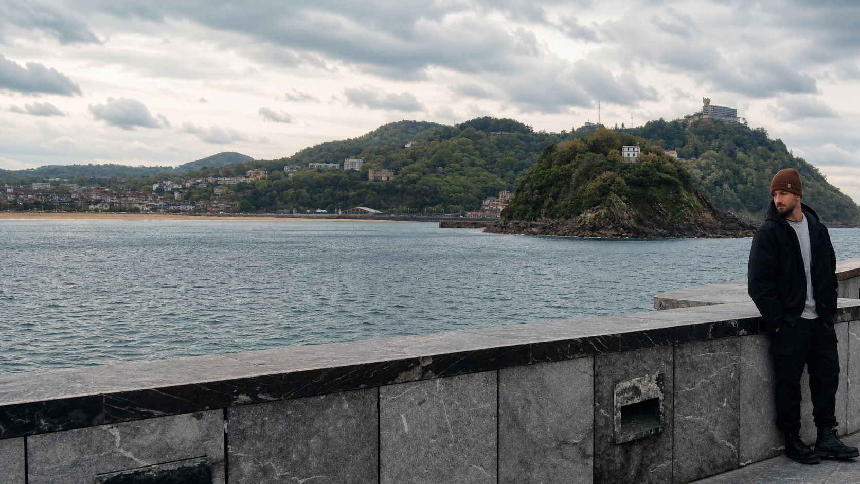 Jorge Cortés junto al mar