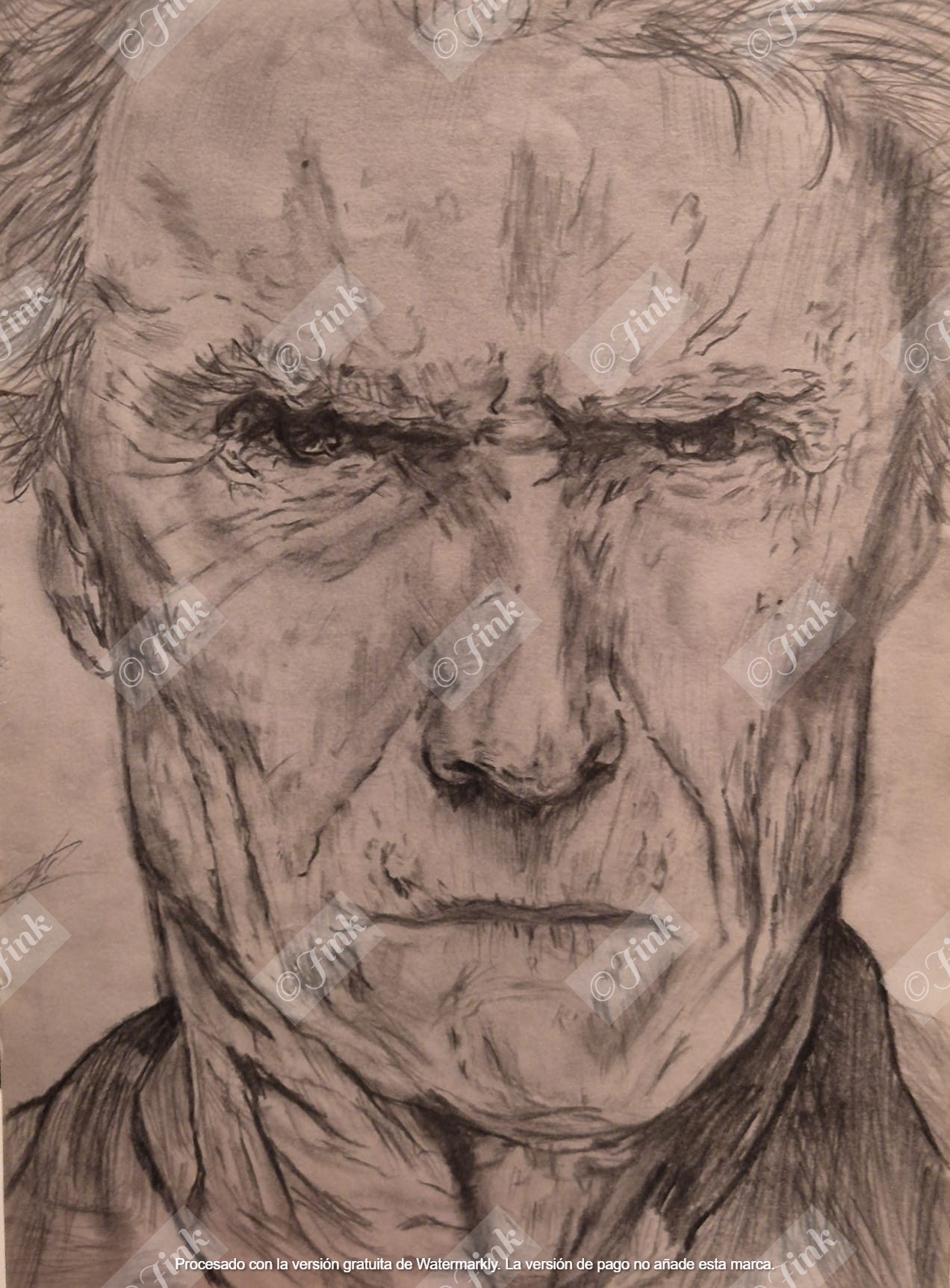 Retrato realista en grafito de un hombre mayor con mirada intensa.